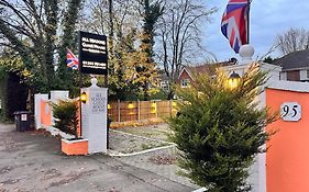 All Seasons Gatwick Guest House & Parking